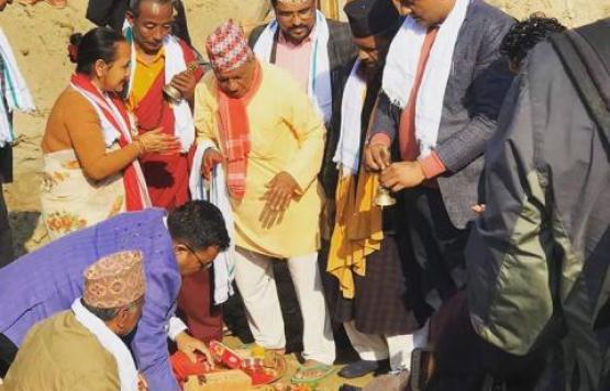 नगर बिकास कोष संगको साझेदारीमा करिब १४ करोडको लगानीमा हरिवन न.पा. वडा न.११ को बजार क्षेत्रमा बनाउन लागेको व्यापारिक भवनको शिलान्यास गर्नु हुदै हरिवन नगरपालिकाका प्रमुख/मेयर गणेश प्रसाई ।